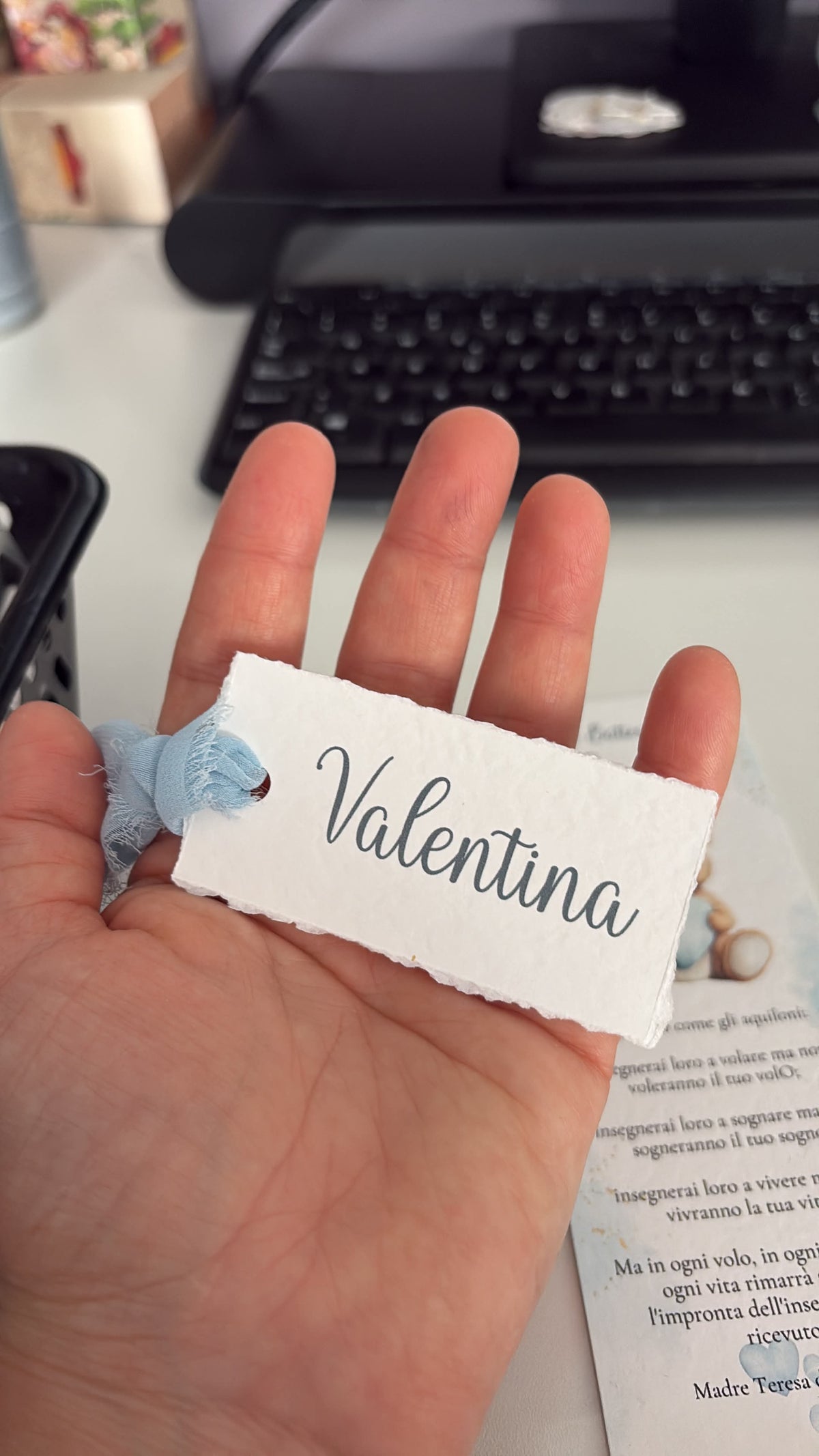 Segnaposto sfilacciato a mano con nastrino