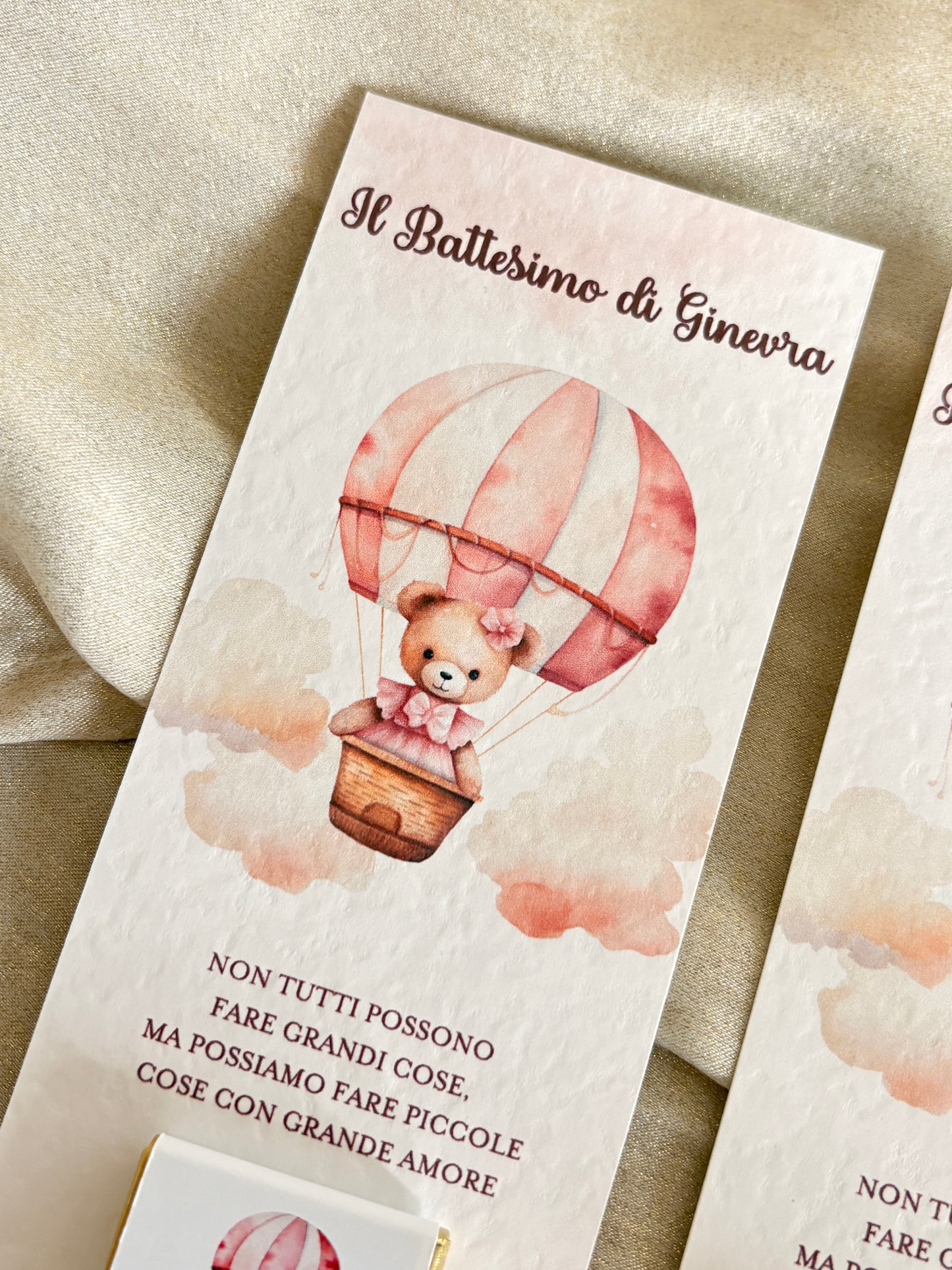 Segnalibro personalizzato Battesimo Orsetta Rosa con Mongolfiera