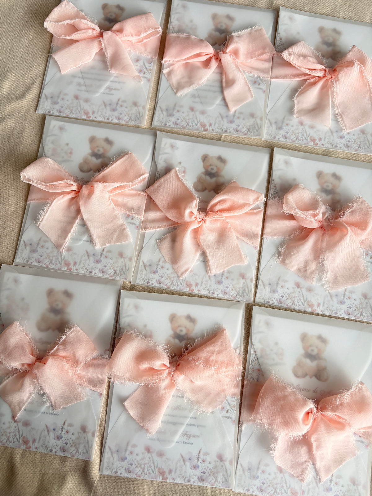 Invito Battesimo Orsetta con Cuore con busta trasparente e nastro rosa – Coordinato Cartaceo