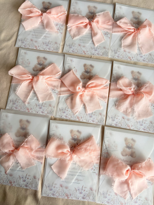 Invito Battesimo Orsetta con Cuore con busta trasparente e nastro rosa – Coordinato Cartaceo