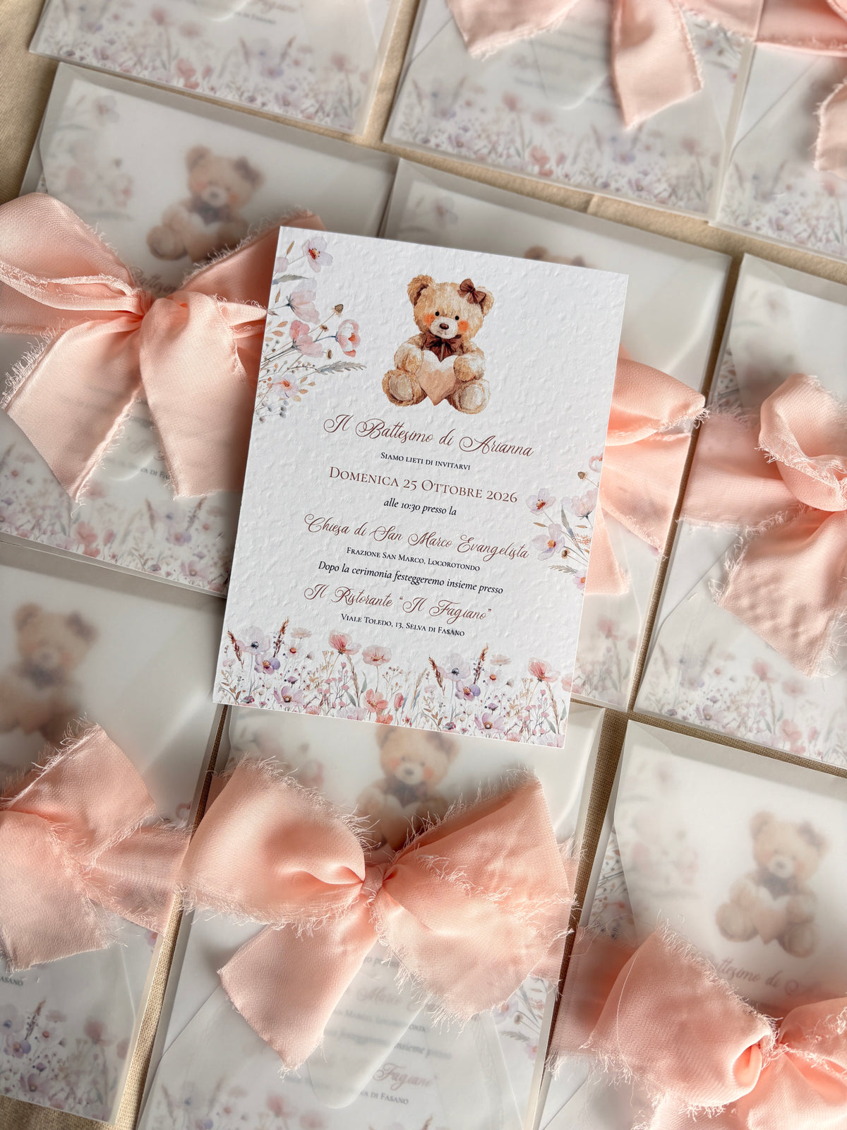 Invito Battesimo Orsetta con Cuore con busta trasparente e nastro rosa – Coordinato Cartaceo