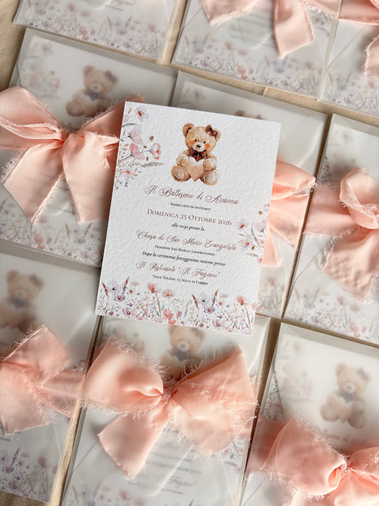 Invito Battesimo Orsetta con Cuore con busta trasparente e nastro rosa – Coordinato Cartaceo
